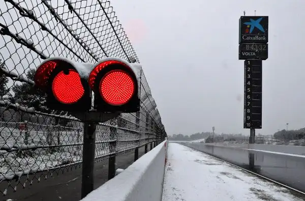 Il meteo anomalo condiziona anche la F1. L'inizio della sessione mattutina della terza giornata di prove al Montmelò è stato rinviato a causa della nevicata notturna.