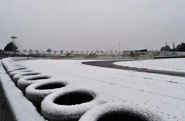 Il meteo anomalo condiziona anche la F1. L'inizio della sessione mattutina della terza giornata di prove al Montmelò è stato rinviato a causa della nevicata notturna.