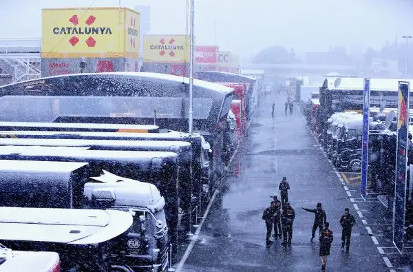 Il meteo anomalo condiziona anche la F1. L'inizio della sessione mattutina della terza giornata di prove al Montmelò è stato rinviato a causa della nevicata notturna.