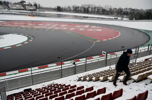 Il meteo anomalo condiziona anche la F1. L'inizio della sessione mattutina della terza giornata di prove al Montmelò è stato rinviato a causa della nevicata notturna.