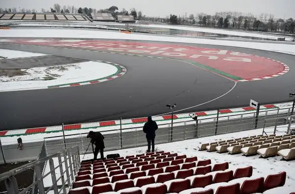 Il meteo anomalo condiziona anche la F1. L'inizio della sessione mattutina della terza giornata di prove al Montmelò è stato rinviato a causa della nevicata notturna.