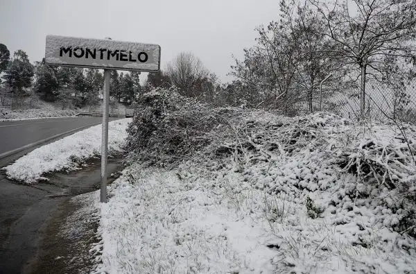 Il meteo anomalo condiziona anche la F1. L'inizio della sessione mattutina della terza giornata di prove al Montmelò è stato rinviato a causa della nevicata notturna.