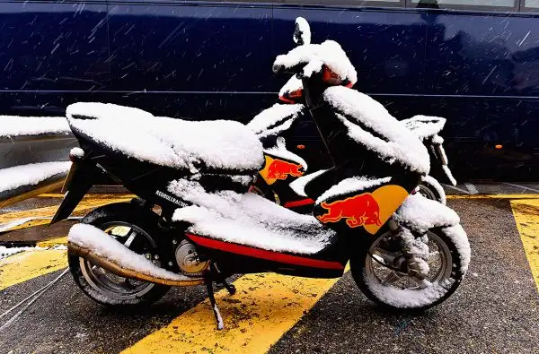 Il meteo anomalo condiziona anche la F1. L'inizio della sessione mattutina della terza giornata di prove al Montmelò è stato rinviato a causa della nevicata notturna.