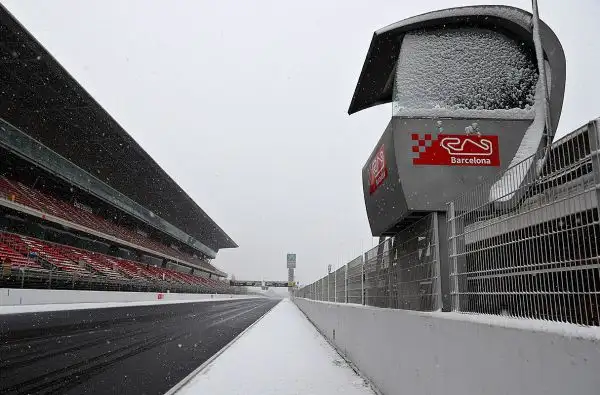 Il meteo anomalo condiziona anche la F1. L'inizio della sessione mattutina della terza giornata di prove al Montmelò è stato rinviato a causa della nevicata notturna.