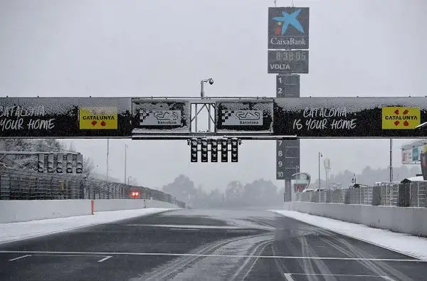 Il meteo anomalo condiziona anche la F1. L'inizio della sessione mattutina della terza giornata di prove al Montmelò è stato rinviato a causa della nevicata notturna.