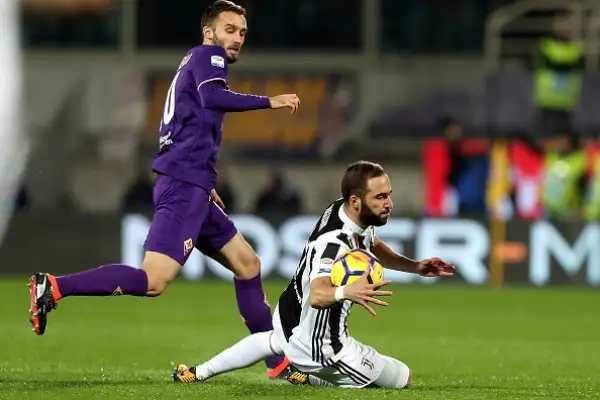 La Juventus vince con i gol di Bernardeschi e Higuain nella ripresa dopo le polemiche del primo tempo per un rigore concesso e poi revocato ai viola.