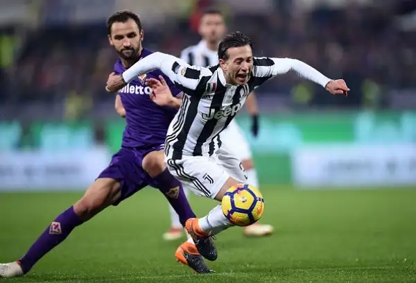 La Juventus vince con i gol di Bernardeschi e Higuain nella ripresa dopo le polemiche del primo tempo per un rigore concesso e poi revocato ai viola.