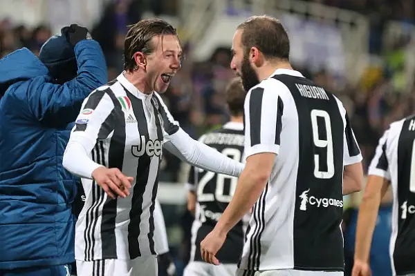 La Juventus vince con i gol di Bernardeschi e Higuain nella ripresa dopo le polemiche del primo tempo per un rigore concesso e poi revocato ai viola.