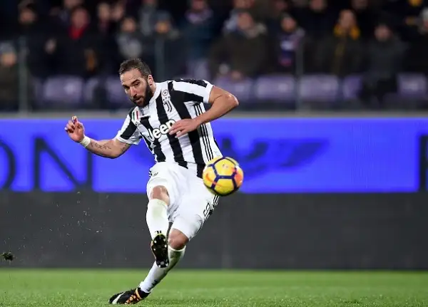 La Juventus vince con i gol di Bernardeschi e Higuain nella ripresa dopo le polemiche del primo tempo per un rigore concesso e poi revocato ai viola.
