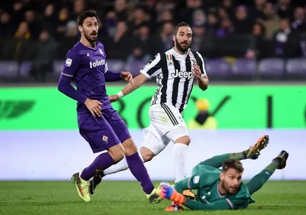 La Juventus vince con i gol di Bernardeschi e Higuain nella ripresa dopo le polemiche del primo tempo per un rigore concesso e poi revocato ai viola.