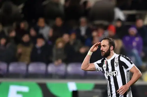 La Juventus vince con i gol di Bernardeschi e Higuain nella ripresa dopo le polemiche del primo tempo per un rigore concesso e poi revocato ai viola.