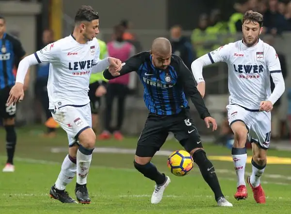 Zenga inguaia l'Inter: Crotone imbattuto a San Siro. Solo fischi per i nerazzurri che si fanno rimontare anche dal Crotone: 1-1 e per Spalletti è crisi nera.