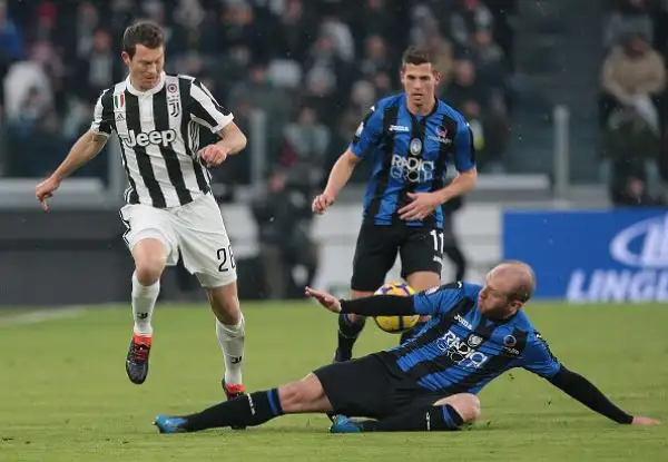 Grazie a un rigore di Pjanic la Juve piega l'Atalanta replicando l'1-0 di Bergamo.