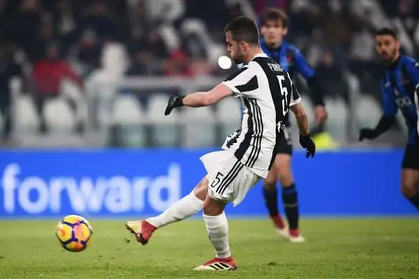 Grazie a un rigore di Pjanic la Juve piega l'Atalanta replicando l'1-0 di Bergamo.