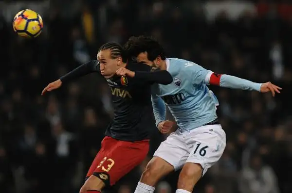 Il programma della quarta di ritorno si chiude con una sorpresa, la vittoria del Genoa per 2-1 all’Olimpico sulla Lazio