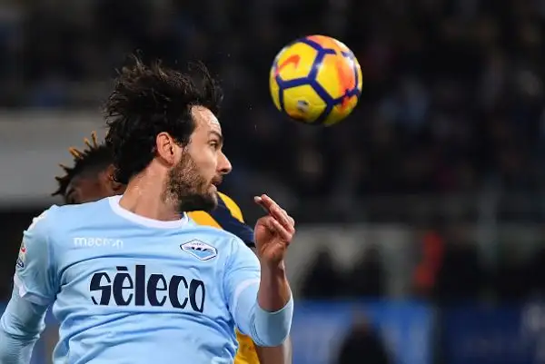 I biancocelesti tornano al quarto posto grazie al comodo 2-0 sull'Hellas: decide una doppietta del capocannoniere.