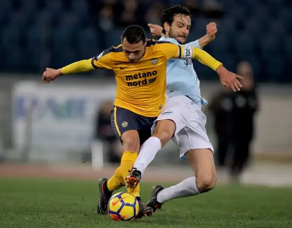 I biancocelesti tornano al quarto posto grazie al comodo 2-0 sull'Hellas: decide una doppietta del capocannoniere.