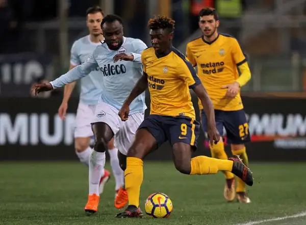 I biancocelesti tornano al quarto posto grazie al comodo 2-0 sull'Hellas: decide una doppietta del capocannoniere.