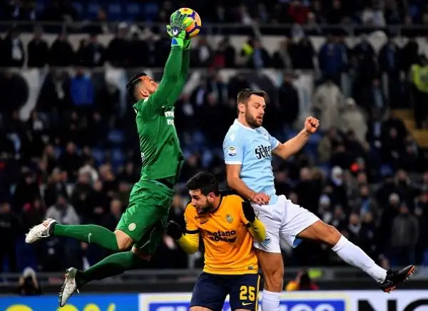 I biancocelesti tornano al quarto posto grazie al comodo 2-0 sull'Hellas: decide una doppietta del capocannoniere.