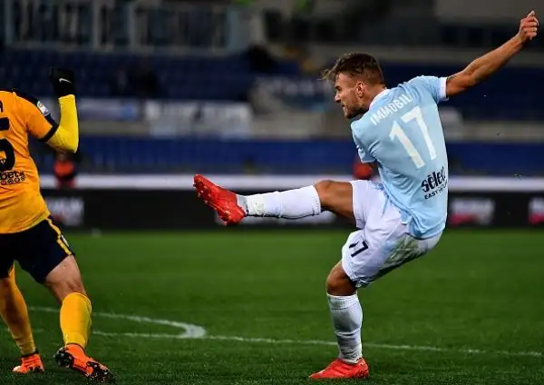 I biancocelesti tornano al quarto posto grazie al comodo 2-0 sull'Hellas: decide una doppietta del capocannoniere.