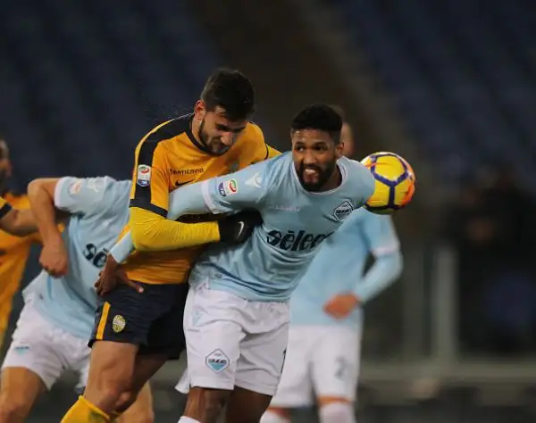 I biancocelesti tornano al quarto posto grazie al comodo 2-0 sull'Hellas: decide una doppietta del capocannoniere.