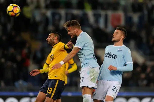 I biancocelesti tornano al quarto posto grazie al comodo 2-0 sull'Hellas: decide una doppietta del capocannoniere.
