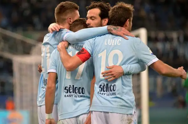 I biancocelesti tornano al quarto posto grazie al comodo 2-0 sull'Hellas: decide una doppietta del capocannoniere.