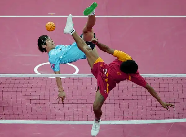 E' simile alla pallavolo ma si gioca senza le braccia