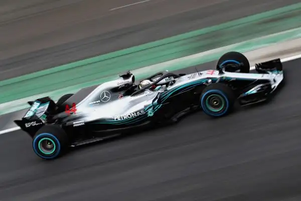 Presentata a Silverstone la nuovissima W09, la Mercedes con cui Lewis Hamilton e Valtteri Bottas correranno la stagione 2018.