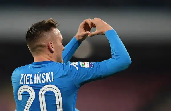 La squadra di Simone Inzaghi va in vantaggio con De Vrij ma Callejon, un'autorete di Wallace e i gol di Zielinski e Mertens regalano i tre punti alla capolista.