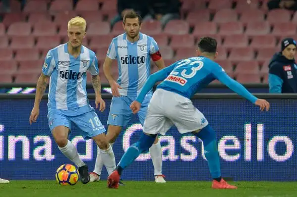 La squadra di Simone Inzaghi va in vantaggio con De Vrij ma Callejon, un'autorete di Wallace e i gol di Zielinski e Mertens regalano i tre punti alla capolista.