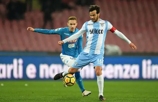 La squadra di Simone Inzaghi va in vantaggio con De Vrij ma Callejon, un'autorete di Wallace e i gol di Zielinski e Mertens regalano i tre punti alla capolista.