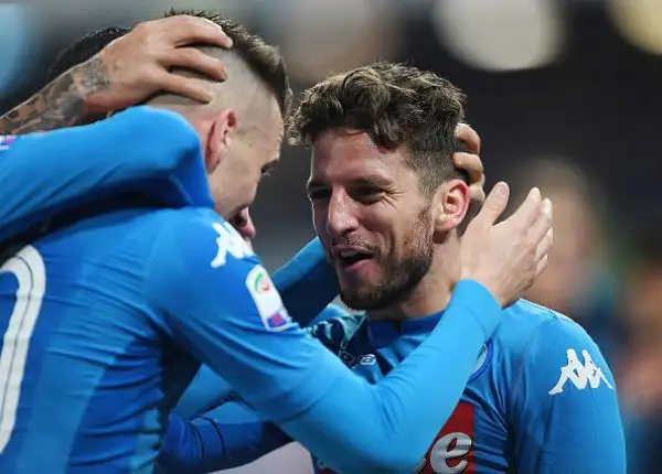 La squadra di Simone Inzaghi va in vantaggio con De Vrij ma Callejon, un'autorete di Wallace e i gol di Zielinski e Mertens regalano i tre punti alla capolista.