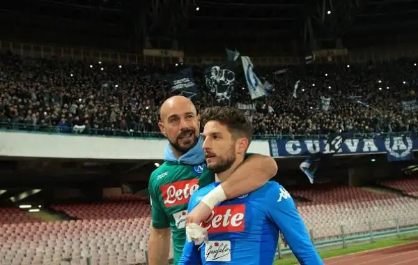 La squadra di Simone Inzaghi va in vantaggio con De Vrij ma Callejon, un'autorete di Wallace e i gol di Zielinski e Mertens regalano i tre punti alla capolista.