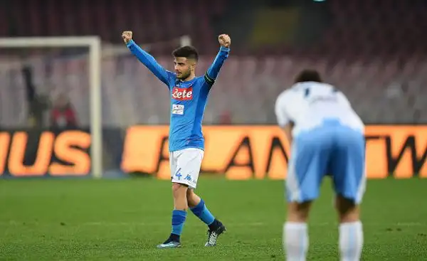 La squadra di Simone Inzaghi va in vantaggio con De Vrij ma Callejon, un'autorete di Wallace e i gol di Zielinski e Mertens regalano i tre punti alla capolista.