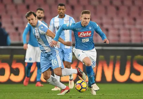 La squadra di Simone Inzaghi va in vantaggio con De Vrij ma Callejon, un'autorete di Wallace e i gol di Zielinski e Mertens regalano i tre punti alla capolista.
