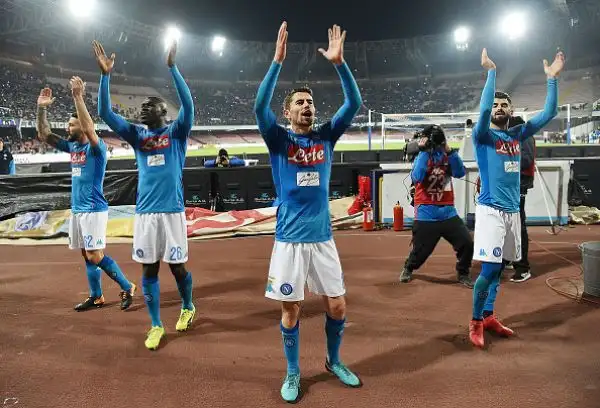 La squadra di Simone Inzaghi va in vantaggio con De Vrij ma Callejon, un'autorete di Wallace e i gol di Zielinski e Mertens regalano i tre punti alla capolista.