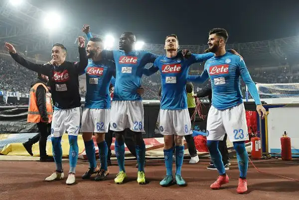 La squadra di Simone Inzaghi va in vantaggio con De Vrij ma Callejon, un'autorete di Wallace e i gol di Zielinski e Mertens regalano i tre punti alla capolista.
