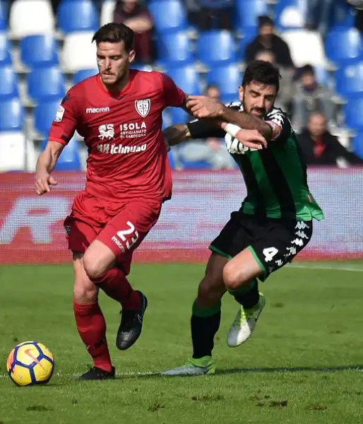 Il Cagliari ingabbia il Sassuolo e non rischia ptraticamente mai. A Reggio Emilia non succede quasi nulla con le due squadre che si dividono la posta in palio.