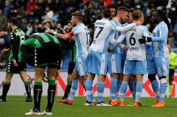 Una doppietta di Milinkovic-Savic e un gol del solito Immobile non danno scampo ai neroverdi e lanciano i capitolini al terzo posto in classifica.
