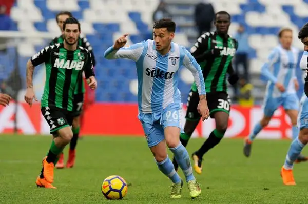 Una doppietta di Milinkovic-Savic e un gol del solito Immobile non danno scampo ai neroverdi e lanciano i capitolini al terzo posto in classifica.