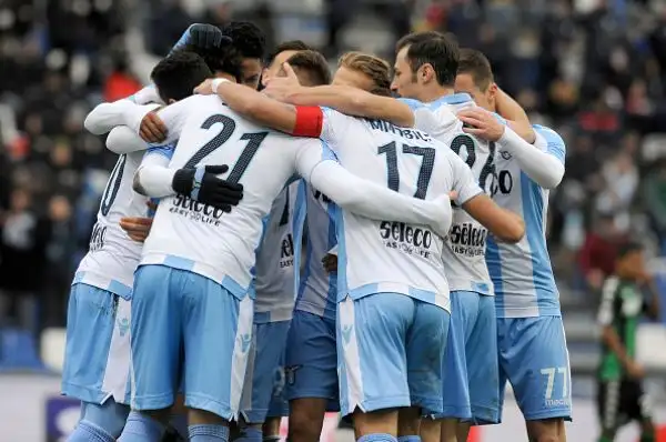 Una doppietta di Milinkovic-Savic e un gol del solito Immobile non danno scampo ai neroverdi e lanciano i capitolini al terzo posto in classifica.