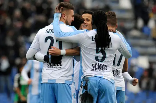 Una doppietta di Milinkovic-Savic e un gol del solito Immobile non danno scampo ai neroverdi e lanciano i capitolini al terzo posto in classifica.
