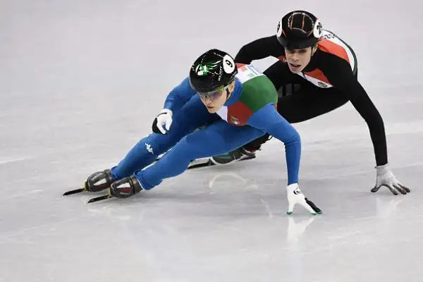 Le azzurre (Fontana, Valcepina, Peretti e Maffei) volano in finale grazie al tempo di 4'05"918, nuovo record italiano. Nella gara decisiva, il 20 febbraio, anche Corea, Canada e Cina.