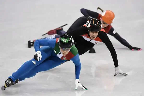 Le azzurre (Fontana, Valcepina, Peretti e Maffei) volano in finale grazie al tempo di 4'05"918, nuovo record italiano. Nella gara decisiva, il 20 febbraio, anche Corea, Canada e Cina.