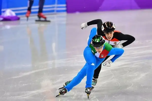 Le azzurre (Fontana, Valcepina, Peretti e Maffei) volano in finale grazie al tempo di 4'05"918, nuovo record italiano. Nella gara decisiva, il 20 febbraio, anche Corea, Canada e Cina.
