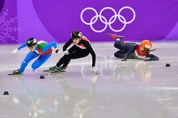 Le azzurre (Fontana, Valcepina, Peretti e Maffei) volano in finale grazie al tempo di 4'05"918, nuovo record italiano. Nella gara decisiva, il 20 febbraio, anche Corea, Canada e Cina.
