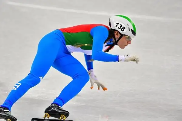 Le azzurre (Fontana, Valcepina, Peretti e Maffei) volano in finale grazie al tempo di 4'05"918, nuovo record italiano. Nella gara decisiva, il 20 febbraio, anche Corea, Canada e Cina.