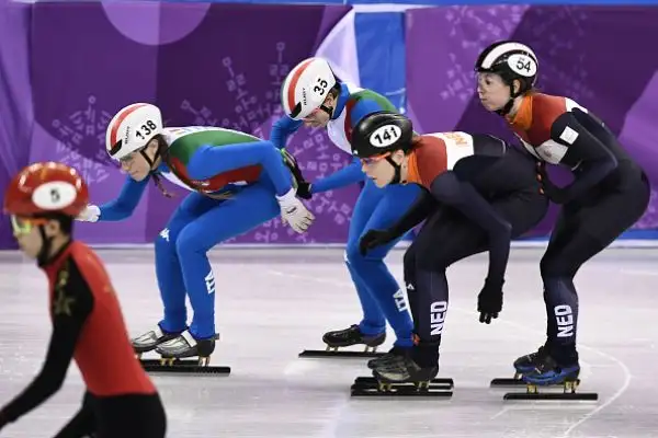 Le azzurre (Fontana, Valcepina, Peretti e Maffei) volano in finale grazie al tempo di 4'05"918, nuovo record italiano. Nella gara decisiva, il 20 febbraio, anche Corea, Canada e Cina.