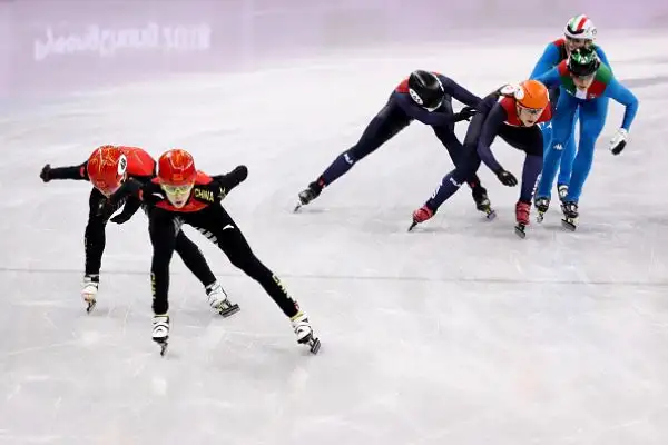Le azzurre (Fontana, Valcepina, Peretti e Maffei) volano in finale grazie al tempo di 4'05"918, nuovo record italiano. Nella gara decisiva, il 20 febbraio, anche Corea, Canada e Cina.